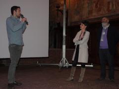 Il regista Koldo Almandoz (Deus et Machina) al momento della premiazione con i giurati Chiara Petruzzelli e Riccardo Gallone.