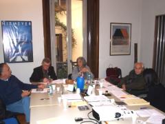 Ancora la sala riunioni: da sinistra vediamo Gianni Lucini, scrittore e giornalista, Paolo Abelli, architetto e pittore, Stefania Brai, Citto Maselli e Valeria Bosco, stilista.
