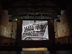 All'Arengo del Broletto la proiezione di Trasmettere l'Architettura: vista retro-schermo.