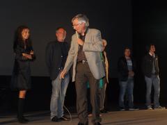 Vanni Vallino con gli attori del suo film Giuliana e il capitano, sul palco del cinema VIP