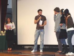 Angelo Colombo premia i ragazzi del Liceo Marconi di Parma, miglior film SEZIONE SCUOLE con "Interroga Del Monte"
